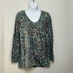 Democracy Women’s Green Leopard Long Sleeve V Neck Twist at Hem Top Size L